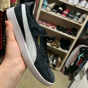 Puma comfortable casual sneakers!!